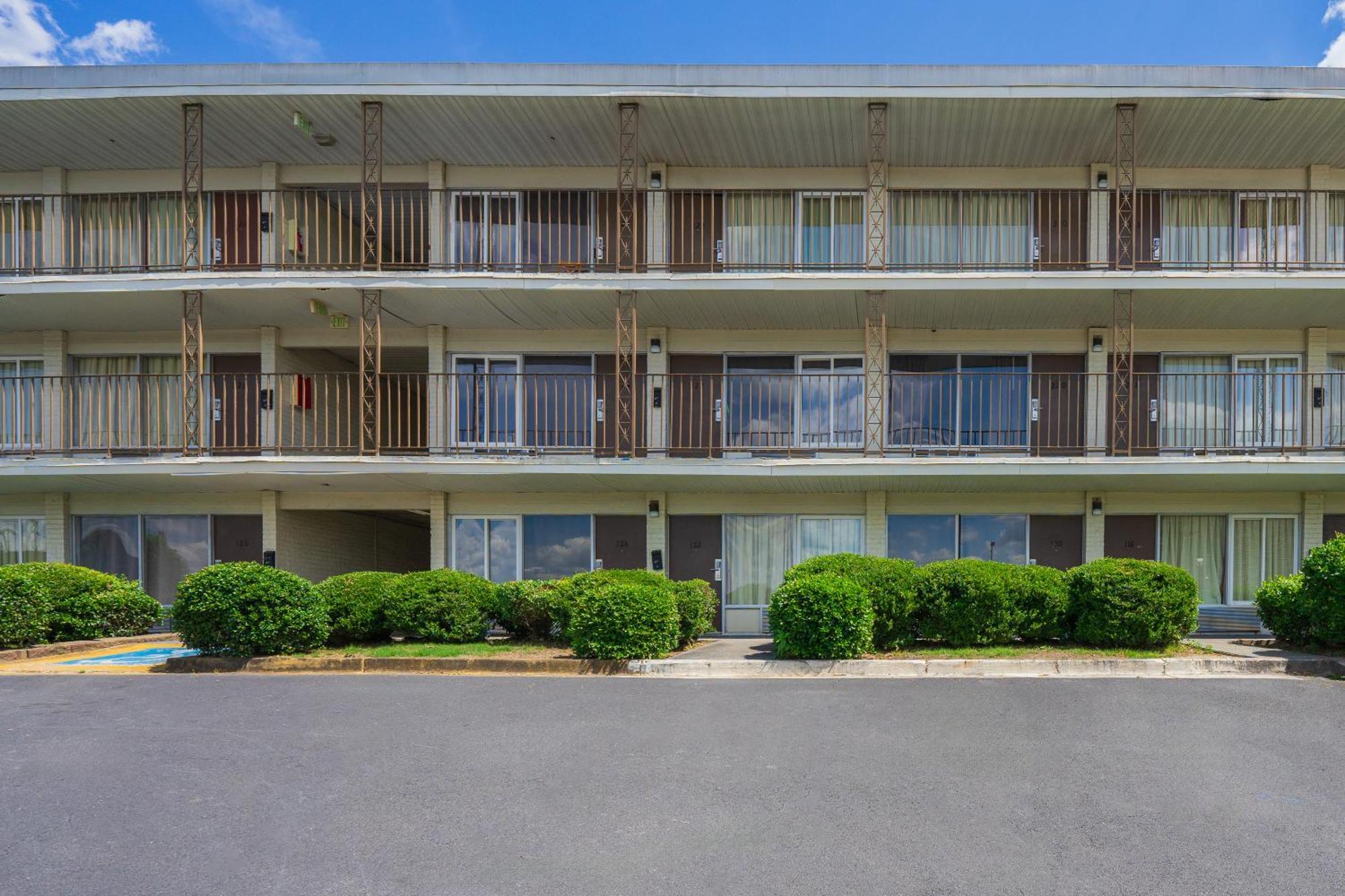 Budgetel Inn And Suites Lodge West Exterior photo