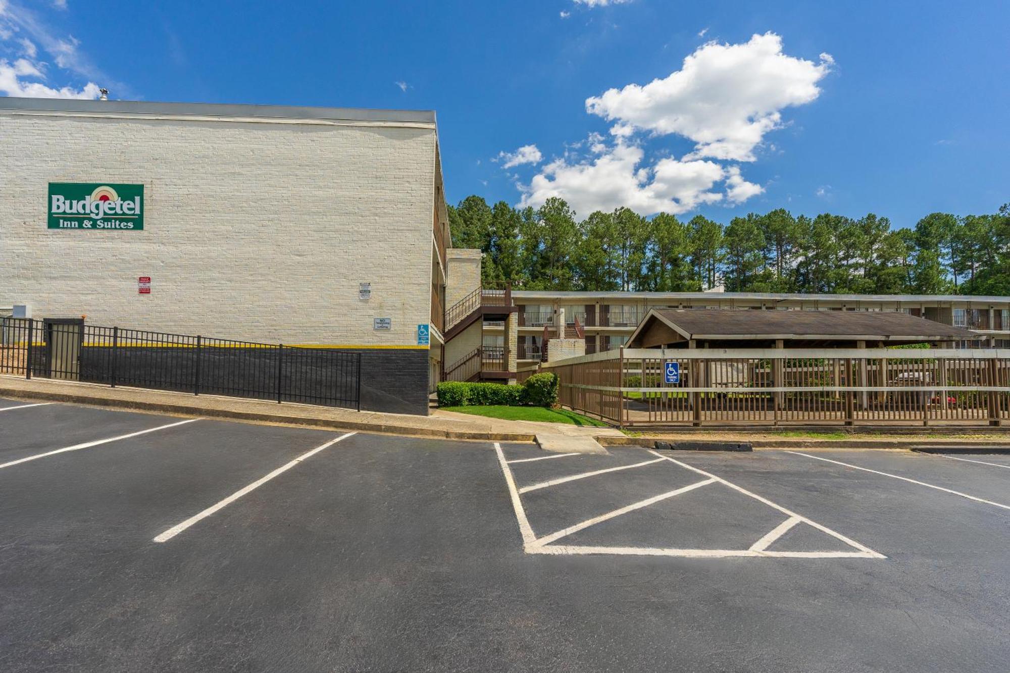 Budgetel Inn And Suites Lodge West Exterior photo