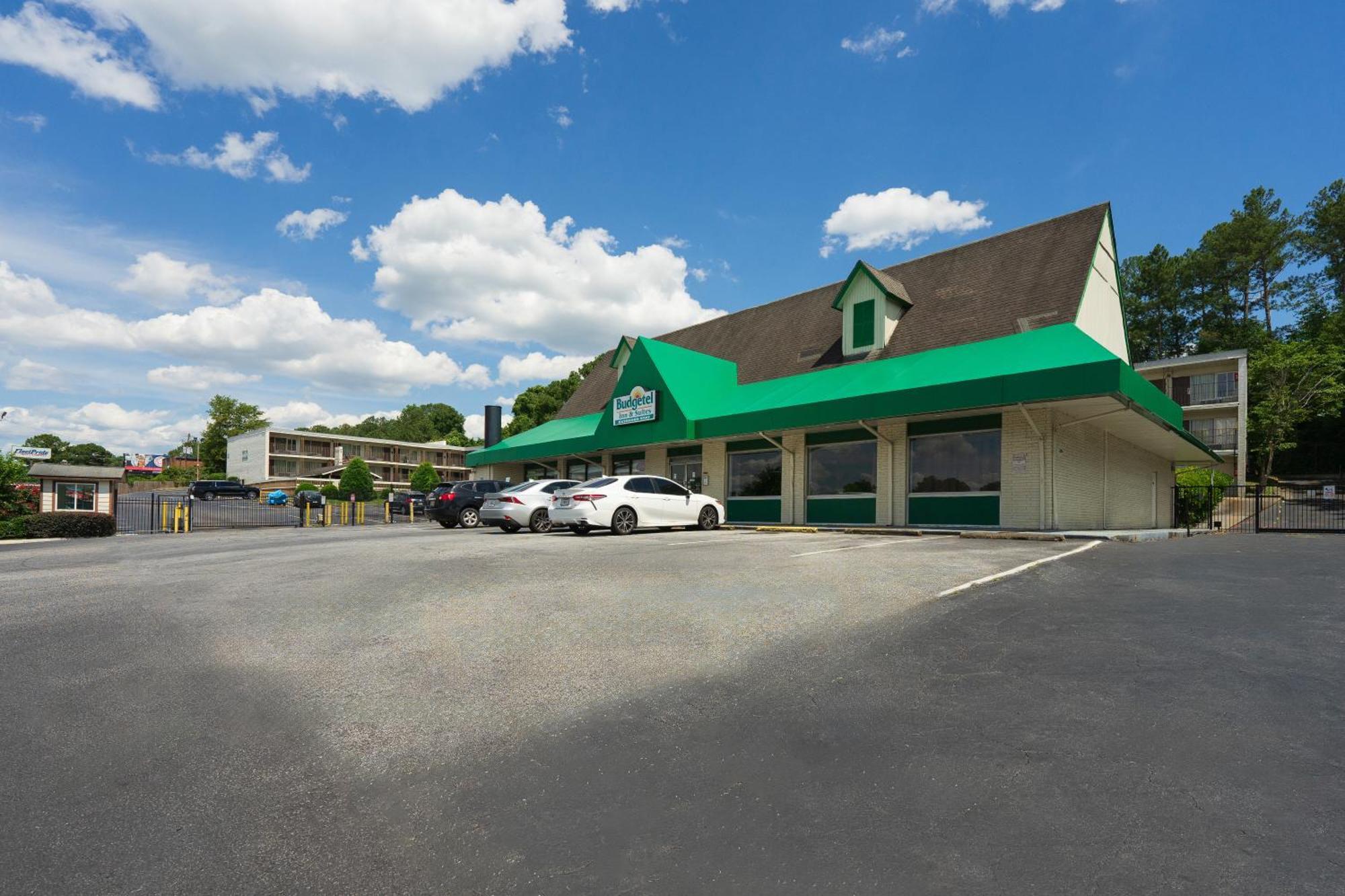 Budgetel Inn And Suites Lodge West Exterior photo