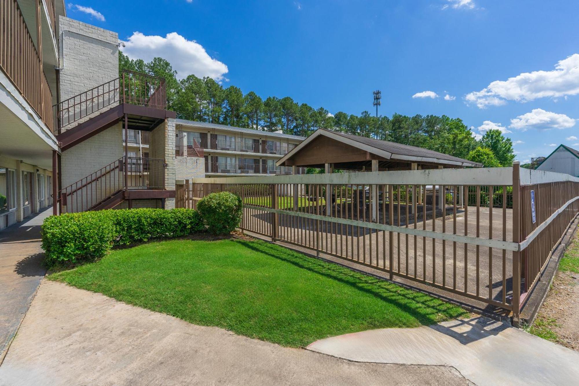 Budgetel Inn And Suites Lodge West Exterior photo