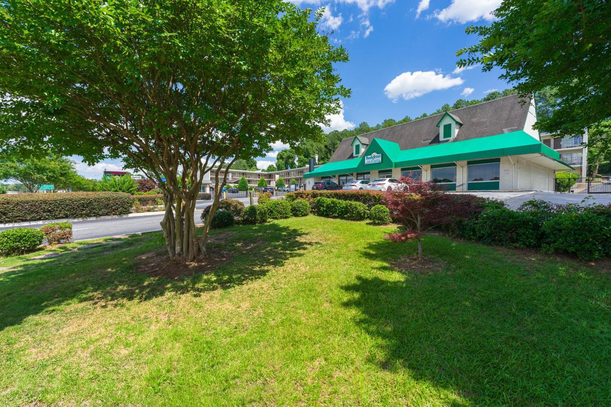 Budgetel Inn And Suites Lodge West Exterior photo