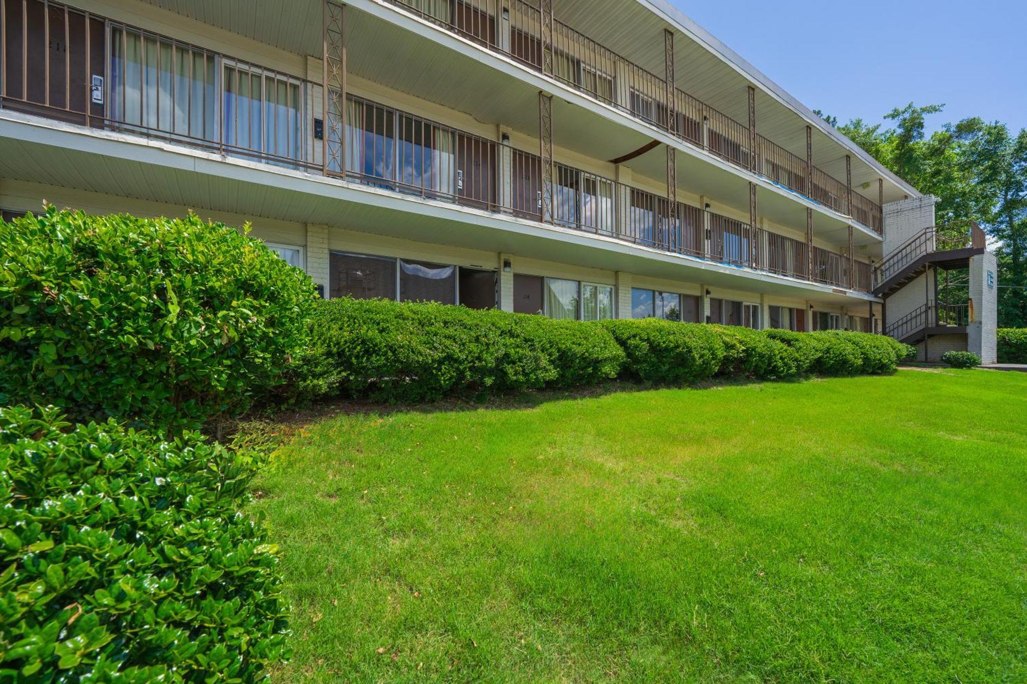 Budgetel Inn And Suites Lodge West Exterior photo