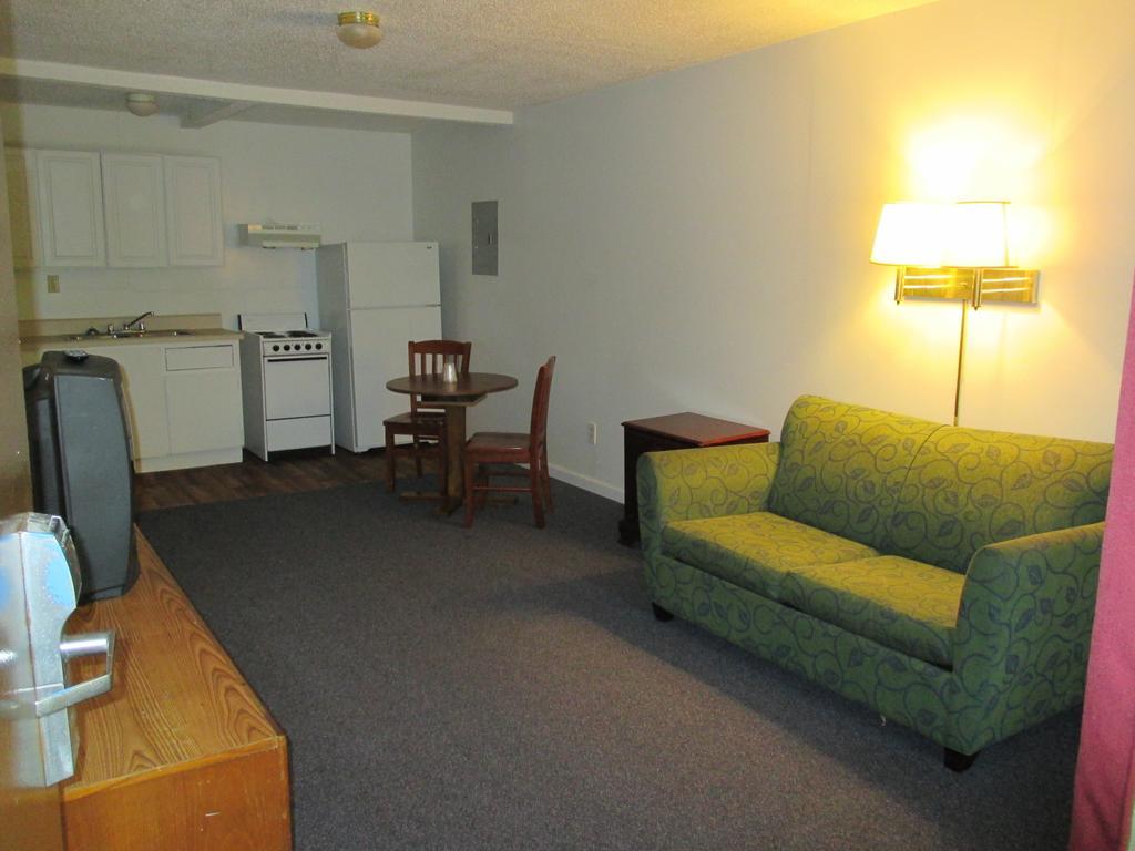 Budgetel Inn And Suites Lodge West Room photo