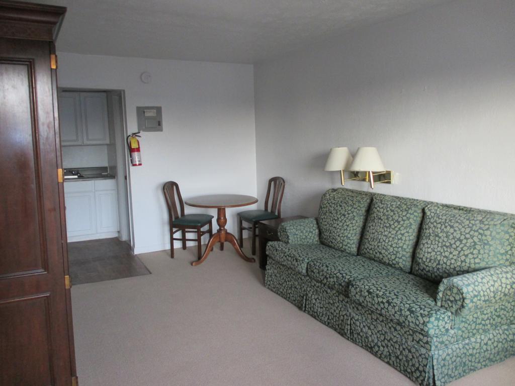 Budgetel Inn And Suites Lodge West Room photo