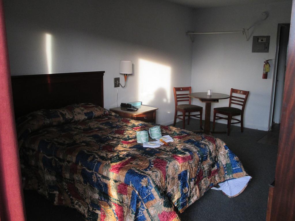 Budgetel Inn And Suites Lodge West Room photo