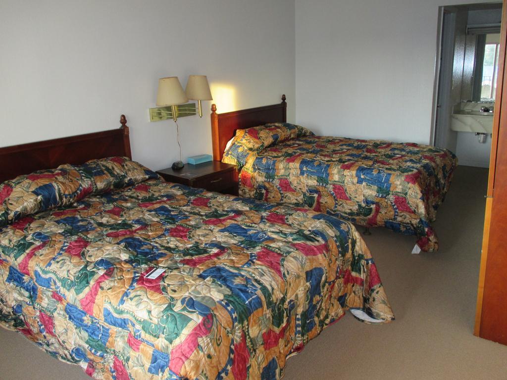 Budgetel Inn And Suites Lodge West Room photo