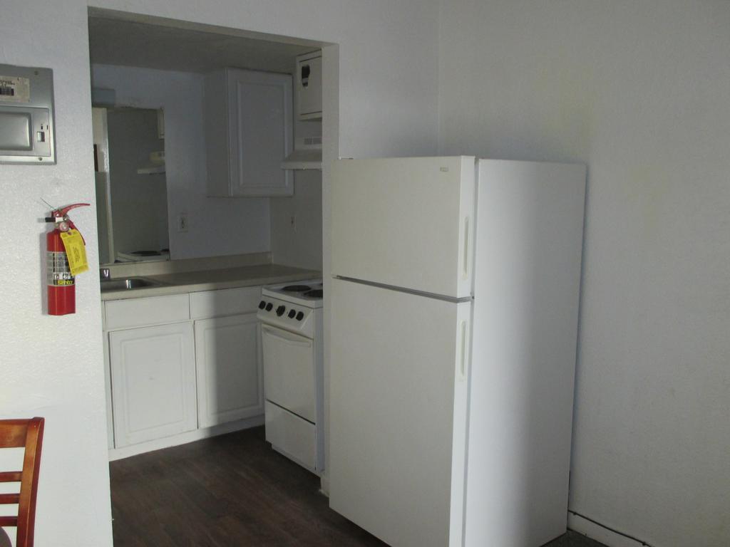 Budgetel Inn And Suites Lodge West Room photo