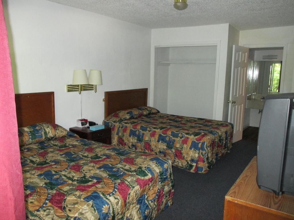 Budgetel Inn And Suites Lodge West Room photo